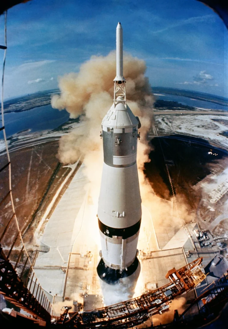 Saturn V с «Аполлоном-11» стартует с комплекса 39A, 16 июля 1969 г., 9:32 по местному времени