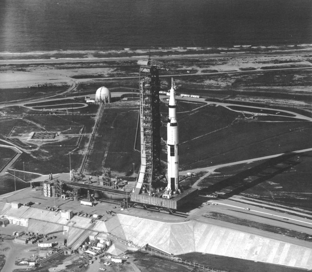 Saturn V AS-506 на стартовом комплексе 39 перед полётом