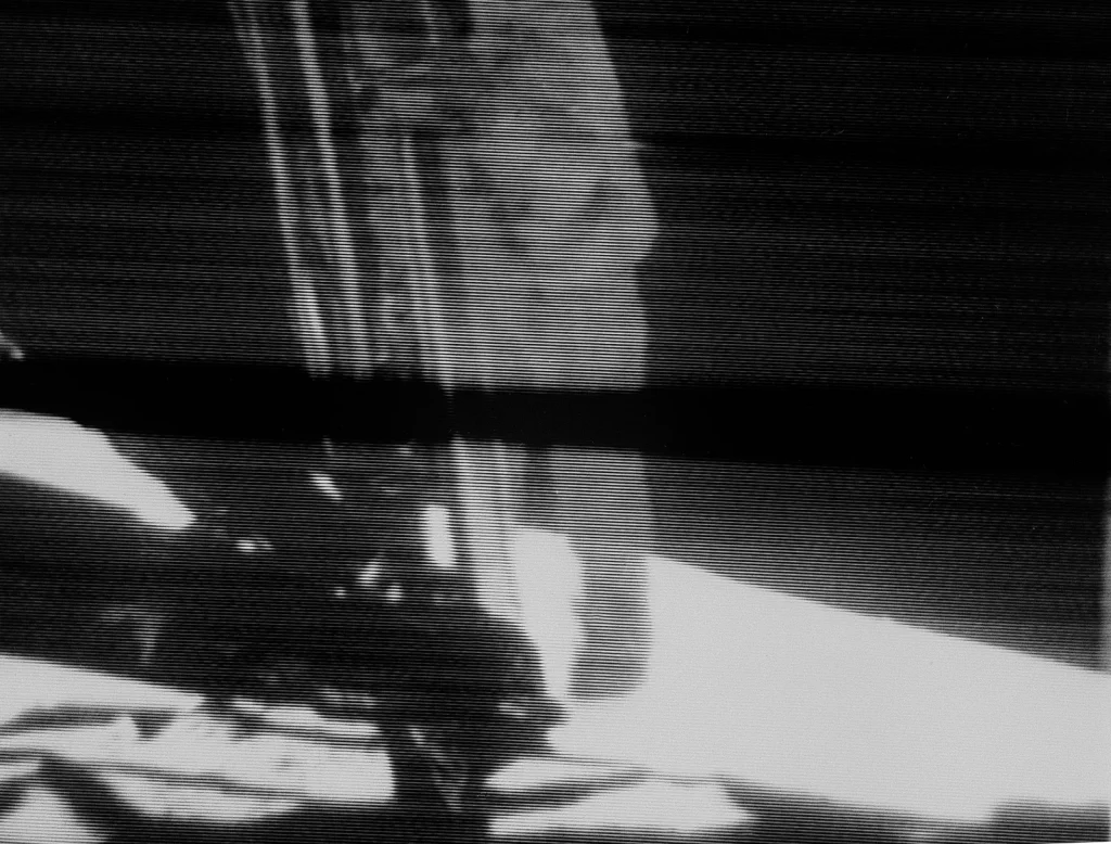 Кадр телетрансляции NASA: Армстронг спускается по лестнице перед первым шагом