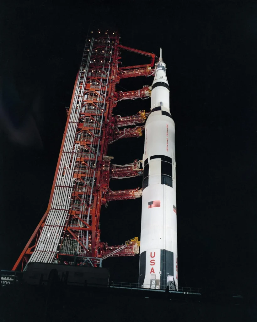 Ракета Saturn V с «Аполлоном-13» ночью на стартовом комплексе 39A во время предстартовых испытаний. 24 марта 1970 года.