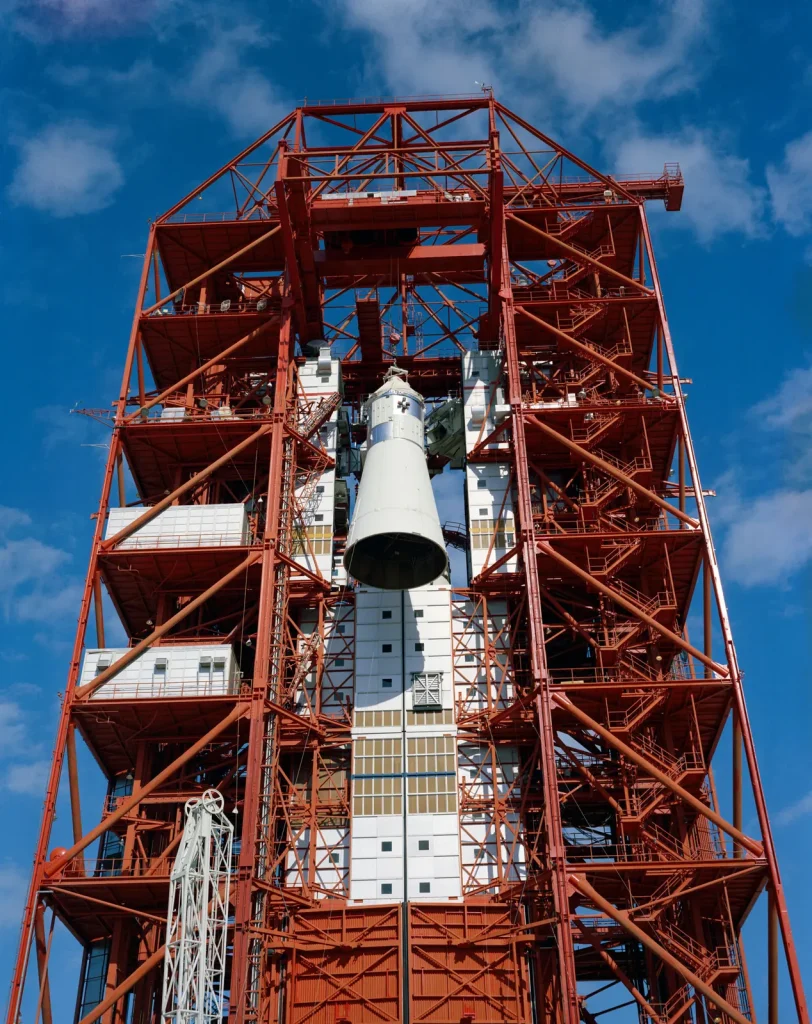 Корабль № 012 поднимают на башню стартового комплекса 34, 6 января 1967