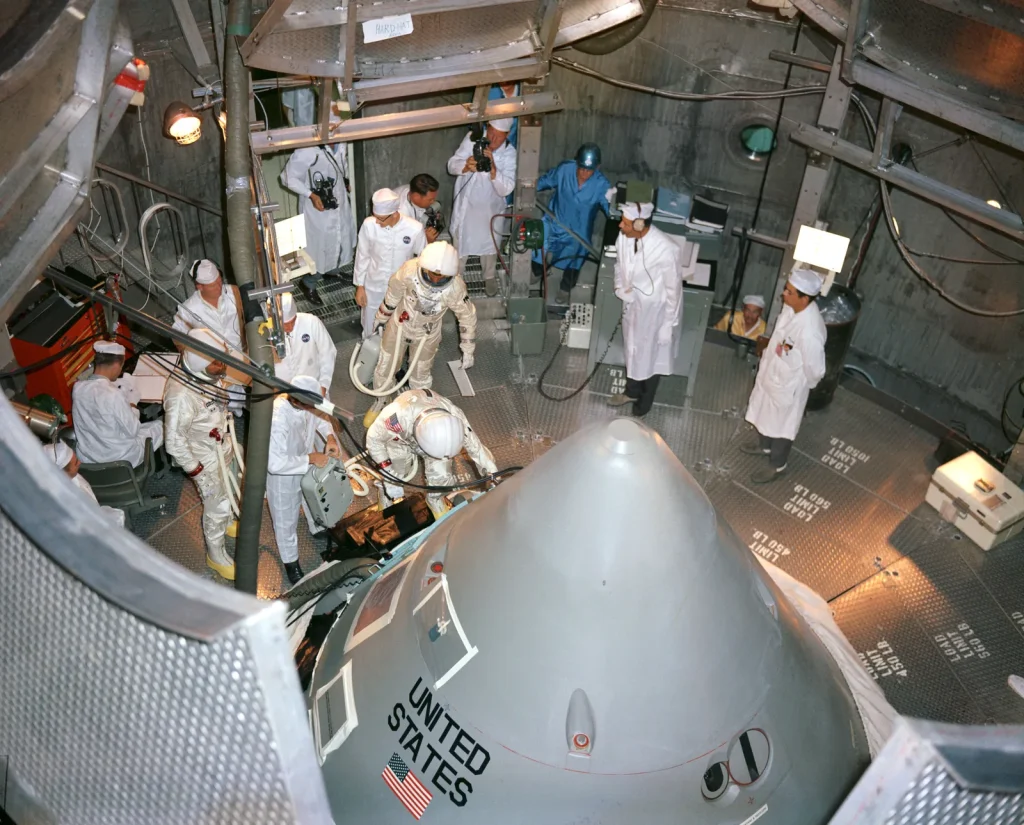 Экипаж «Аполлона-1» перед испытанием корабля в барокамере, октябрь 1966