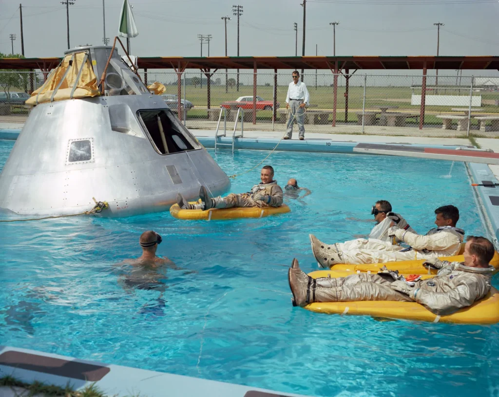Экипаж «Аполлона-1» отрабатывает выход из корабля на воде, июнь 1966