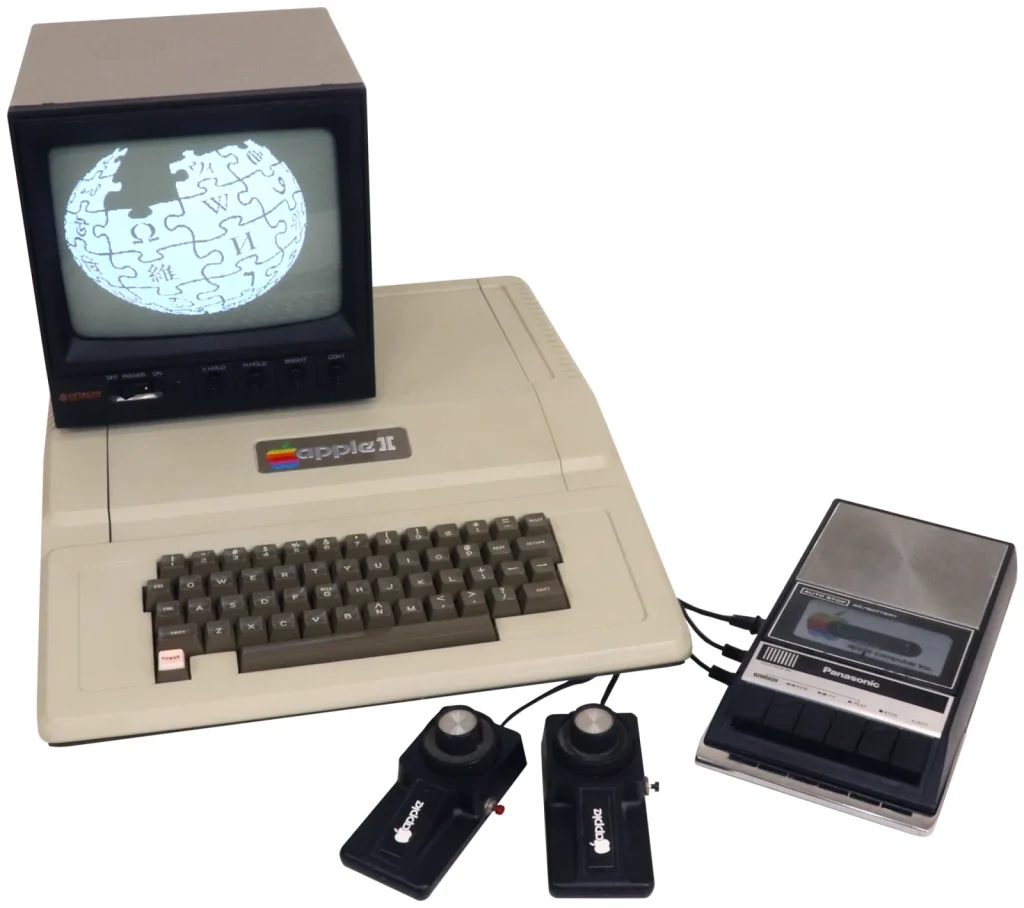 Типичный комплект Apple II 1977 года: компьютер, телевизор и кассетный магнитофон