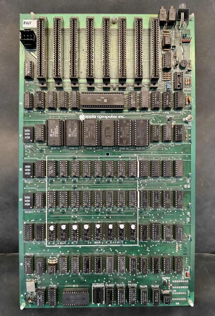 Материнская плата Apple II: восемь слотов расширения в ряд