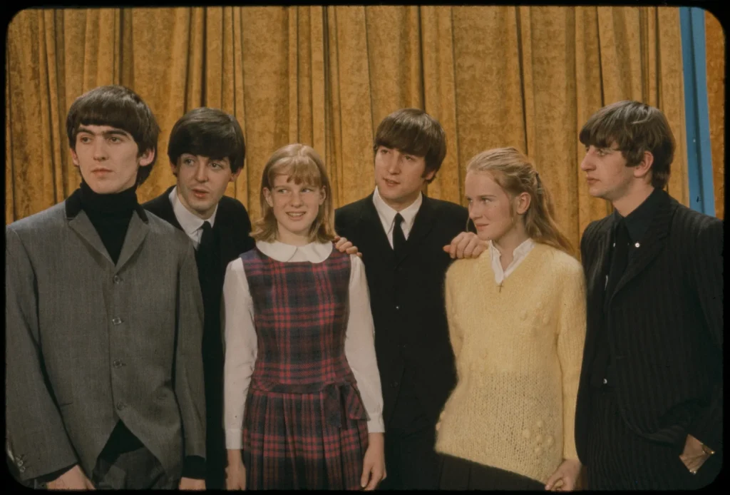 Репетиция в Studio 50, 8 февраля 1964 года: Джордж Харрисон, Пол Маккартни, Нэнси Кронкайт, Джон Леннон, Кэти Кронкайт, Ринго Старр. Дочери Уолтера Кронкайта пришли на репетицию к «Битлз»