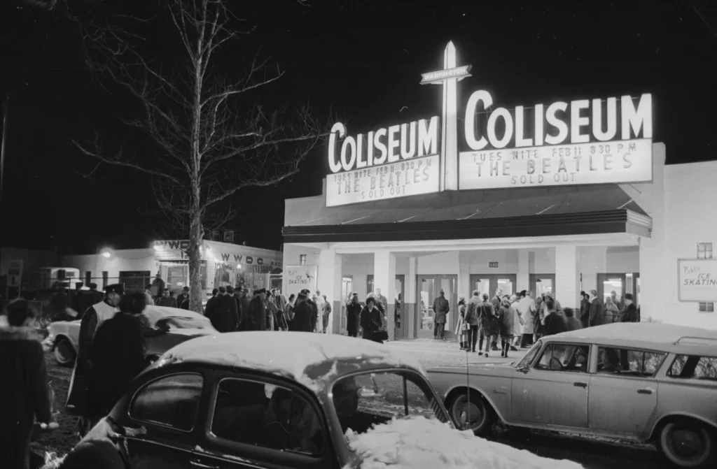 Концерт в Washington Coliseum, 11 февраля 1964 года: сцена посреди арены, как ринг