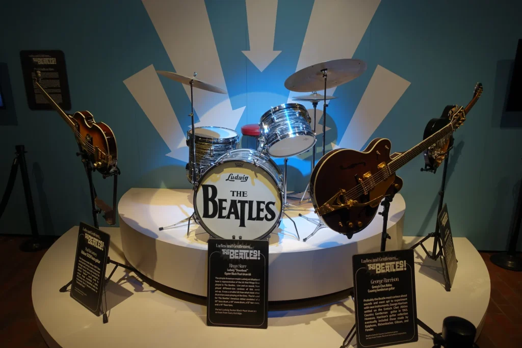 Реконструкция сцены 9 февраля 1964 года на выставке «Ladies and Gentlemen… the Beatles!», Портленд, 2019: бас Höfner, «Рикенбекер», ударная установка Ludwig