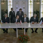 Беловежские соглашения: Леонид Кравчук, Станислав Шушкевич и Борис Ельцин подписывают Соглашение о создании СНГ в Вискулях 8 декабря 1991 года
