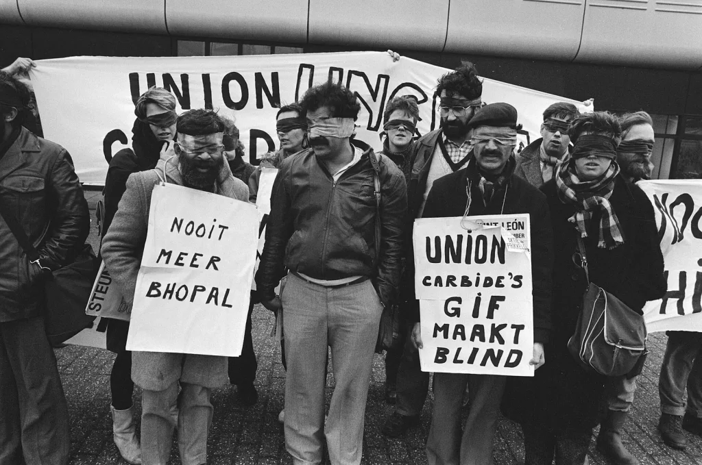 Демонстранты с завязанными глазами и плакатами «Nooit meer Bhopal» и «Union Carbide's gif maakt blind» в Лейдердорпе, Нидерланды
