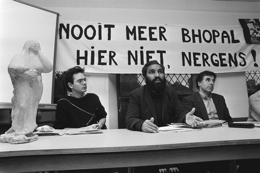 Пресс-конференция группы «Nooit meer Bhopal» в Утрехте, на столе копия скульптуры матери с ребёнком