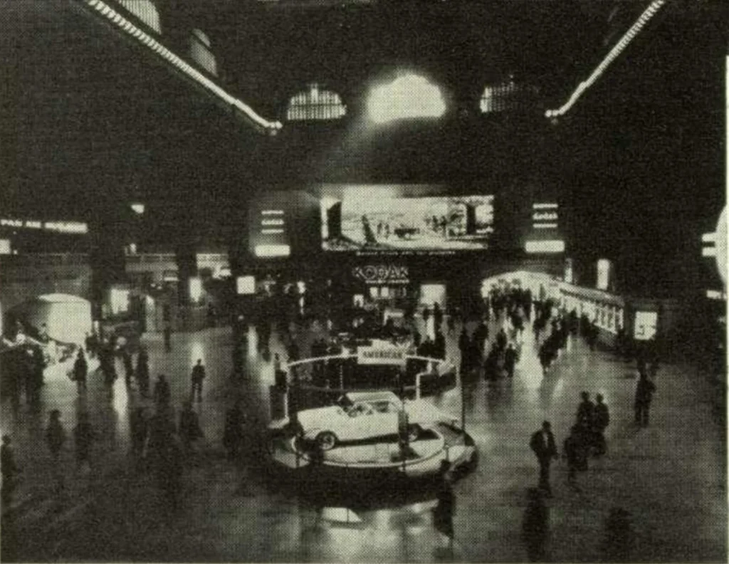 Главный зал Grand Central, 1964 год. В ночь блэкаута вокзалы превратились в ночлежки