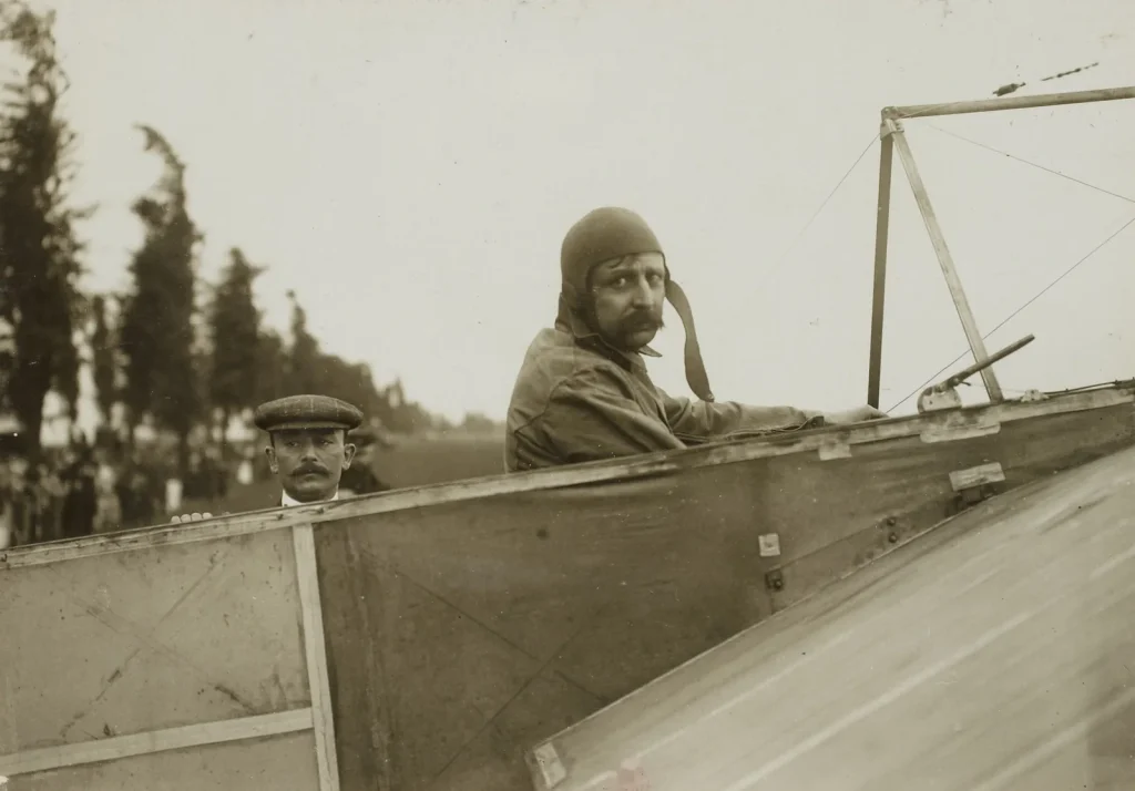 Луи Блерио в кабине Blériot XI перед перелётом через Ла-Манш, рядом Альфред Леблан, 1909 год