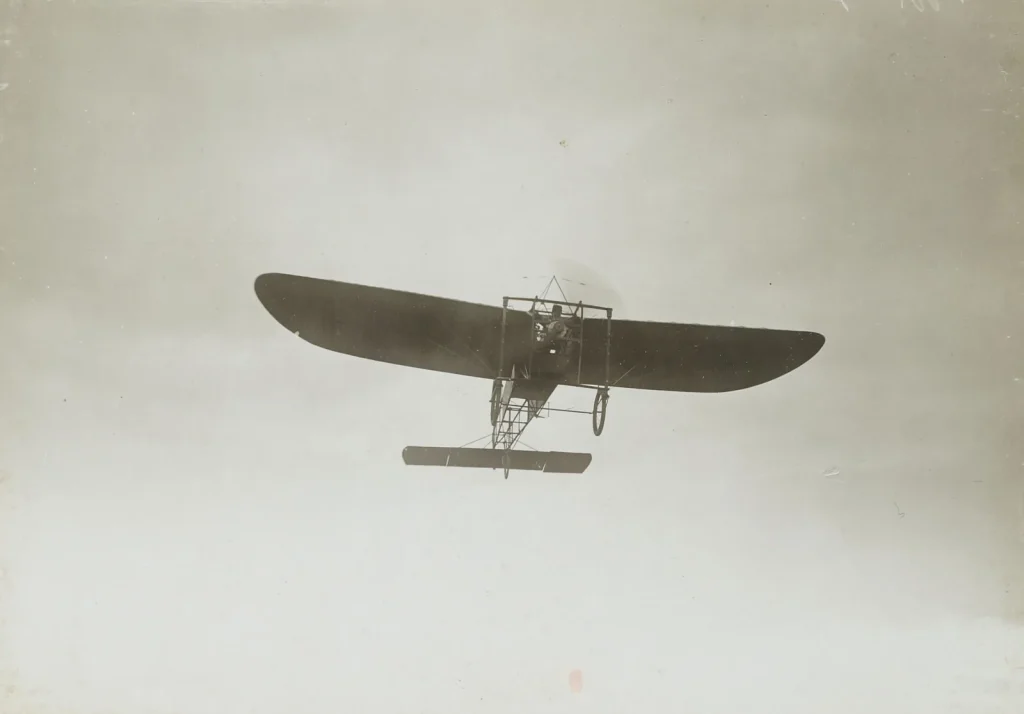 Луи Блерио взлетает на Blériot XI в Ле-Барак под Кале 25 июля 1909 года