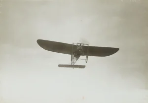 Луи Блерио взлетает на Blériot XI в Ле-Барак под Кале 25 июля 1909 года