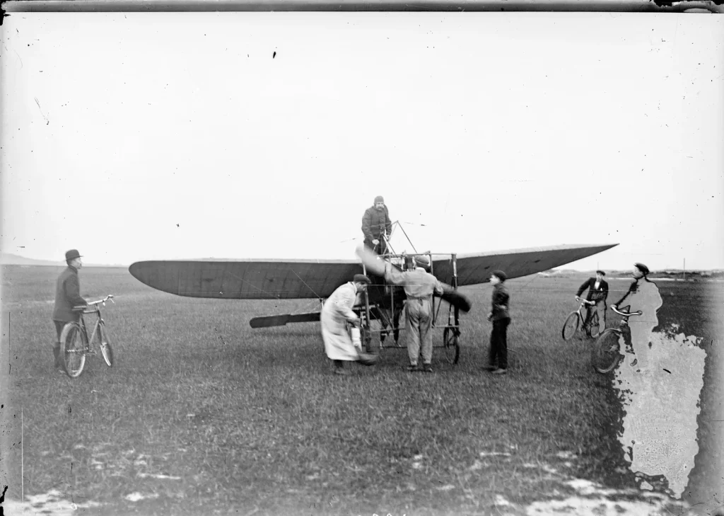 Блерио и механики у моноплана Blériot XI перед стартом в Кале, 25 июля 1909 года