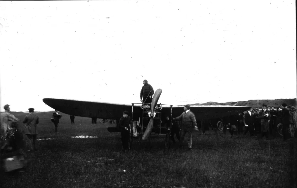 Аэроплан Блерио выкатывают из палаточного ангара под Кале, июль 1909 года