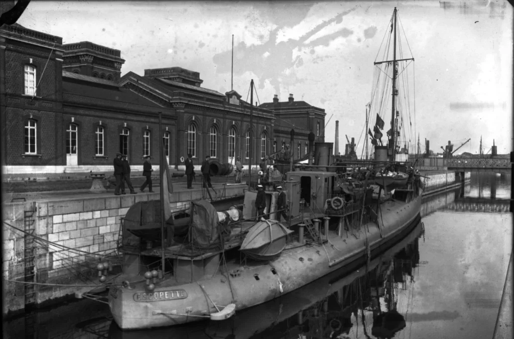 Контрминоносец Эскопет, сопровождавший Блерио через Ла-Манш, 1909 год