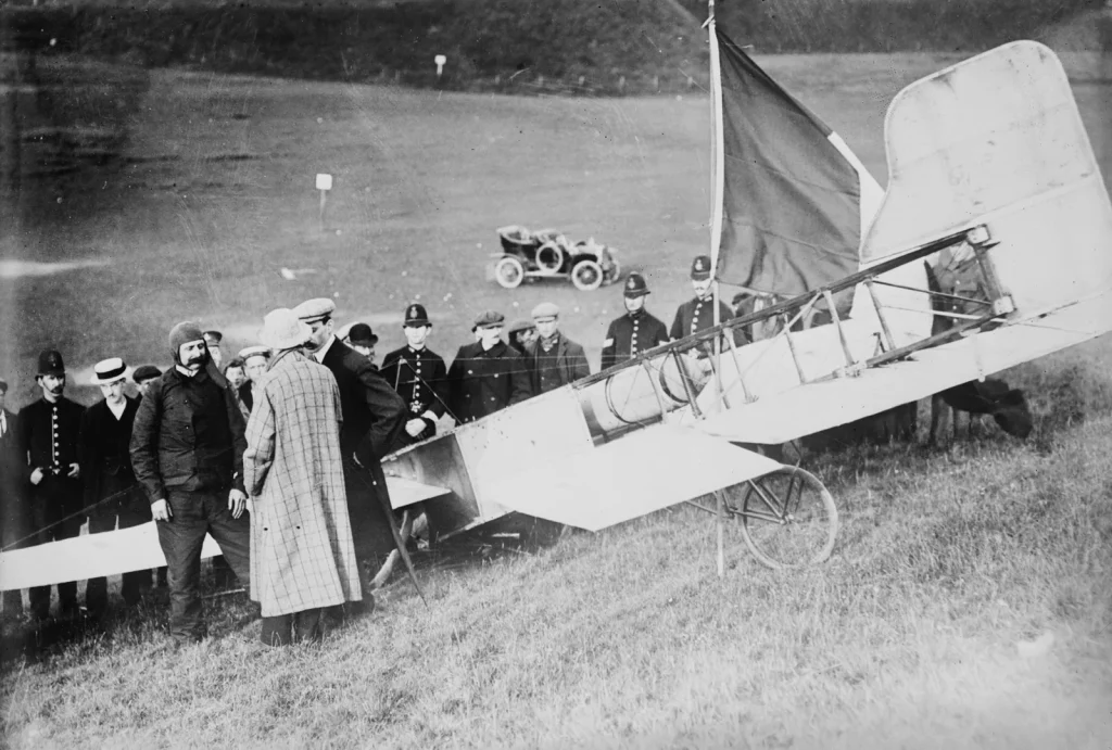 Блерио и его моноплан на лугу у Дуврского замка после посадки, 1909 год