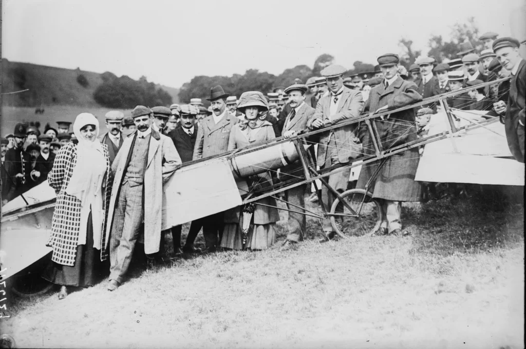 Луи и Алиса Блерио у моноплана в Дувре среди публики, 1909 год