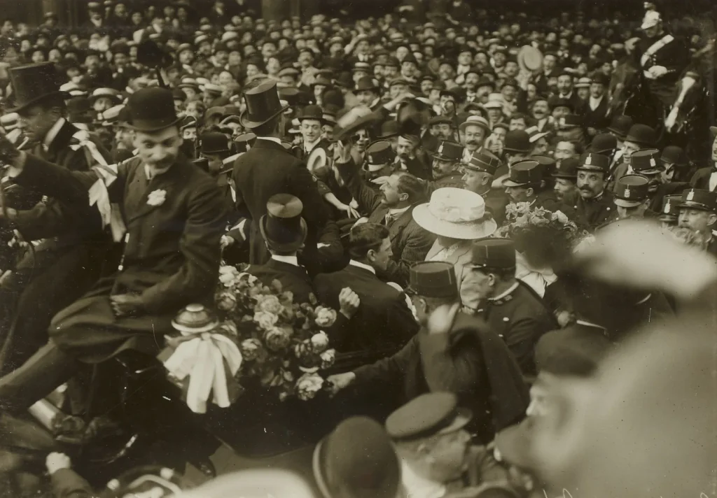 Парижская толпа устраивает овацию Луи Блерио, июль 1909 года