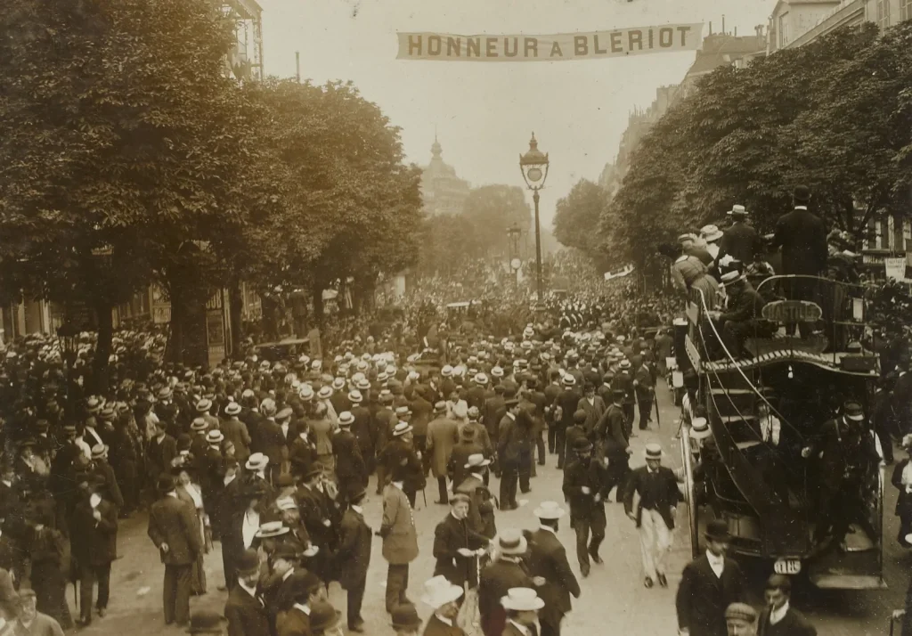Парижская улица с растяжкой Honneur à Blériot, июль 1909 года