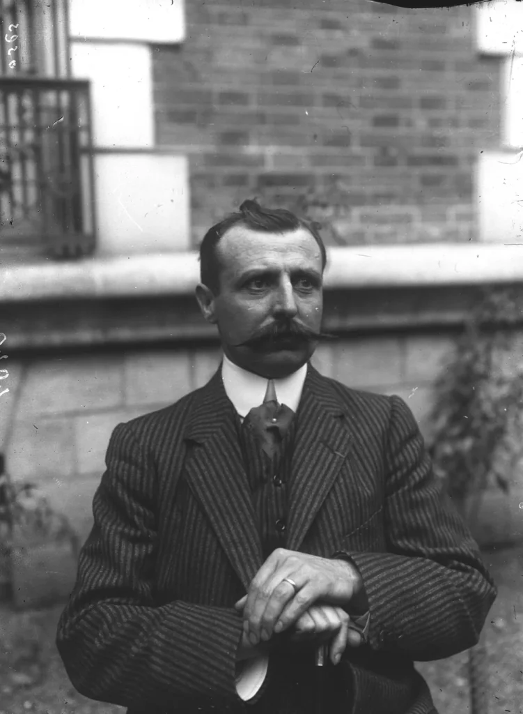 Луи Блерио у себя дома в Нейи, июль 1909 года