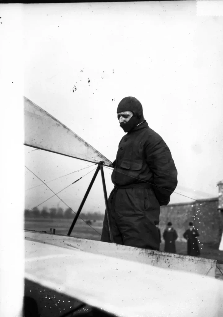 Луи Блерио в лётном шлеме у своего моноплана, 1909 год