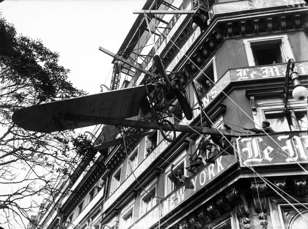 Моноплан Blériot XI, перелетевший Ла-Манш, на фасаде редакции Le Matin в Париже, 1909 год