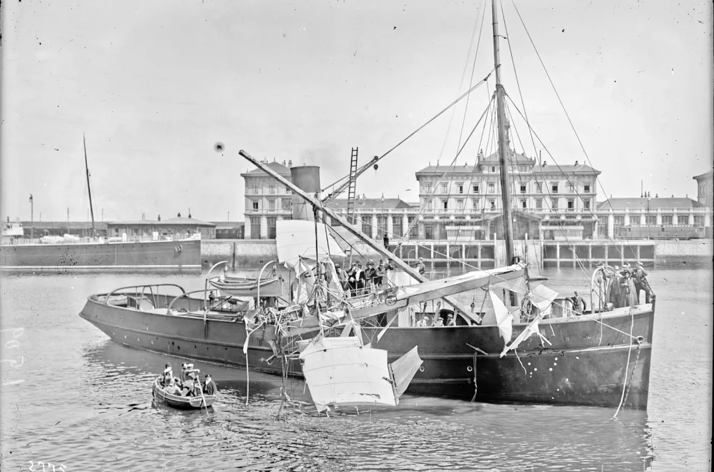 Разбитый моноплан Латама Antoinette IV на борту буксира Калезьен, 19 июля 1909 года