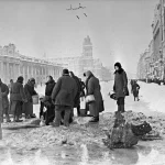 Блокада Ленинграда: ленинградцы набирают воду из воронки на Невском проспекте у Гостиного двора, декабрь 1941 года