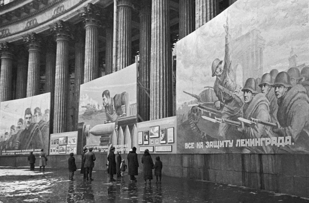 Плакаты «Все на защиту Ленинграда» на колоннаде Казанского собора, октябрь 1941 года
