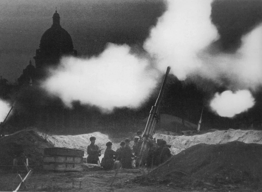 Зенитная батарея ведёт огонь у Исаакиевского собора, 24 ноября 1941 года