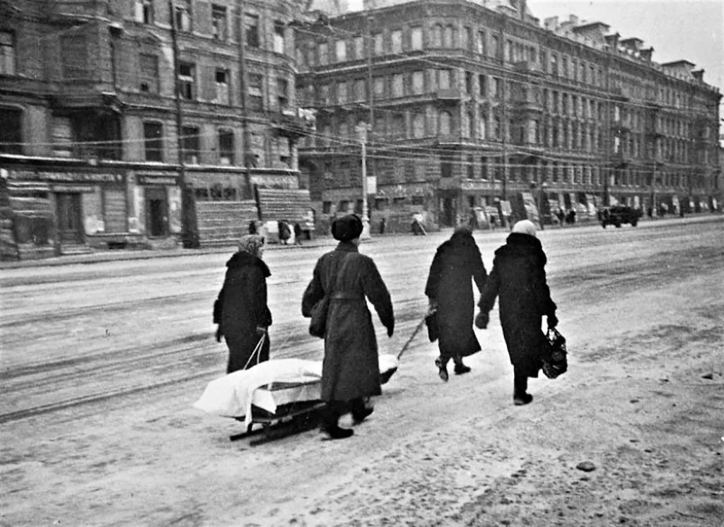 Ленинградцы везут на саночках тело умершего по Невскому проспекту, 1942 год