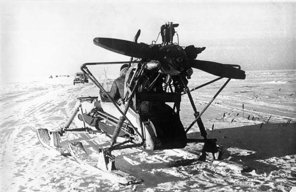 Аэросани на ледовой Дороге жизни через Ладожское озеро, 1942 год