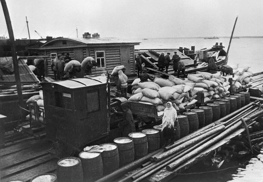 Выгрузка мешков с продовольствием на ладожском причале, сентябрь 1942 года