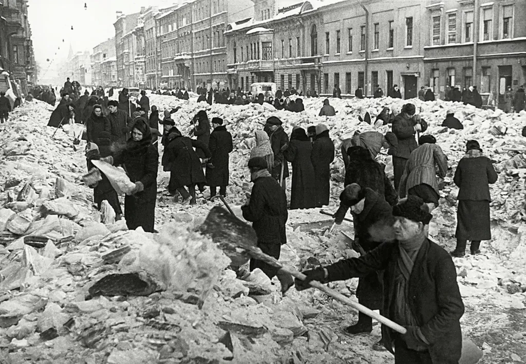 Ленинградцы скалывают лёд и убирают снег на улице, 8 марта 1942 года
