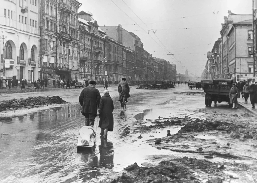 Невский проспект весной 1942 года: талый снег, редкие прохожие
