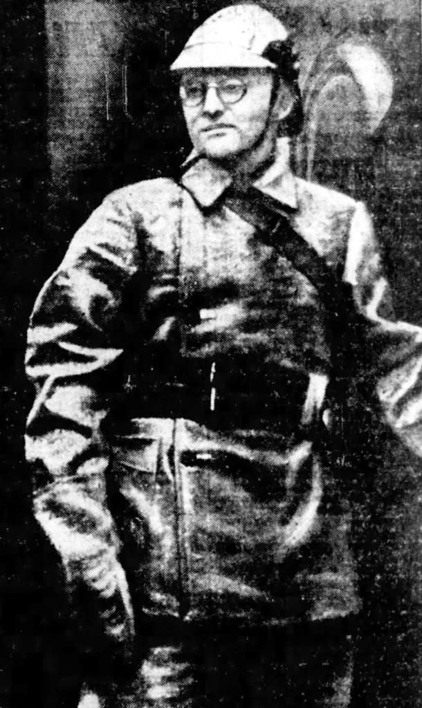 Дмитрий Шостакович в пожарной каске бойца МПВО, Ленинград, 1941 год