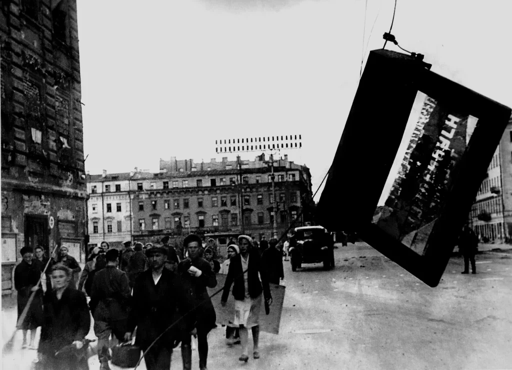 Ленинградцы на Невском проспекте после артобстрела, 10 августа 1943 года