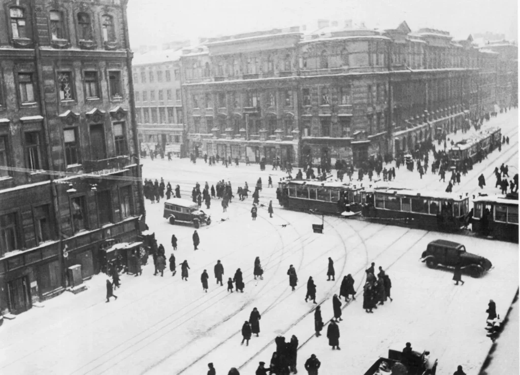 Перекрёсток Невского и Литейного проспектов, трамваи и прохожие, 456-й день блокады, декабрь 1942 года