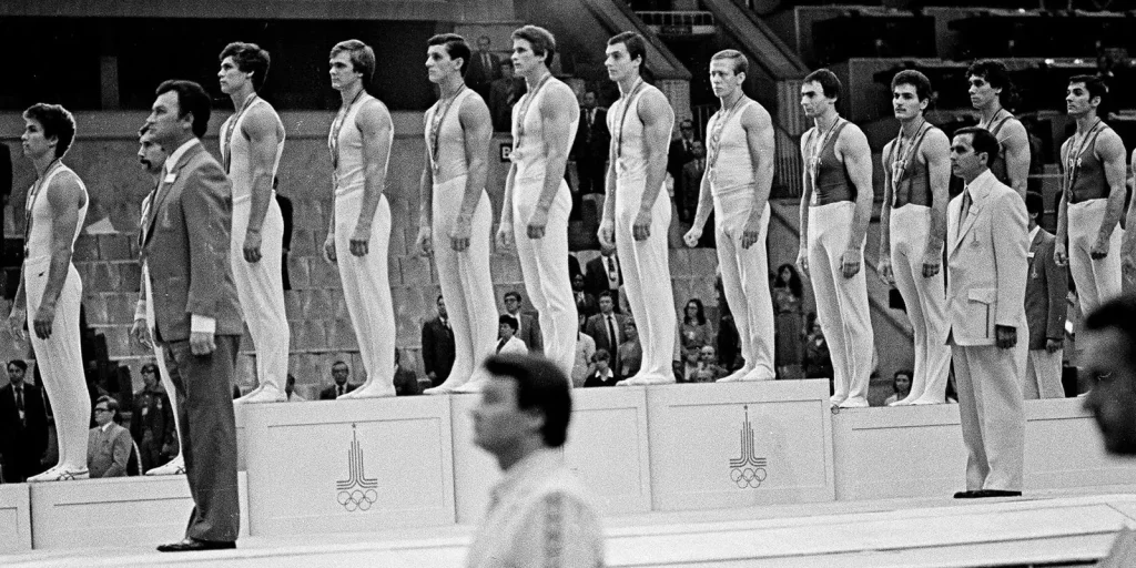 Сборная СССР по спортивной гимнастике, чемпионы командного первенства, на пьедестале Олимпиады-80, среди них Александр Дитятин