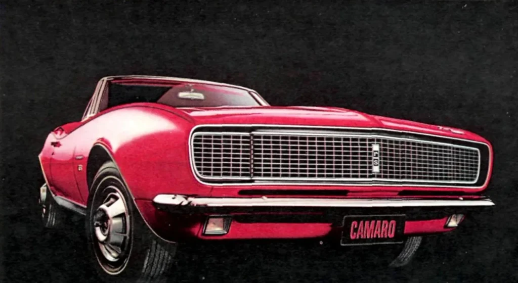 Шевроле Камаро 1967 года, фото из рекламы: красный кабриолет Camaro Rally Sport со скрытыми фарами