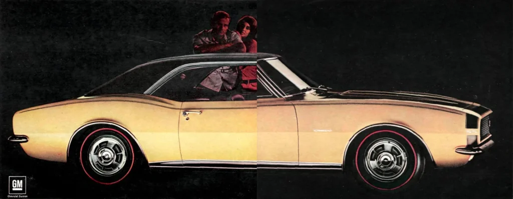 Шевроле Камаро 1967 года, фото из рекламы: купе Camaro SS 350 с полосой на носу, вид сбоку
