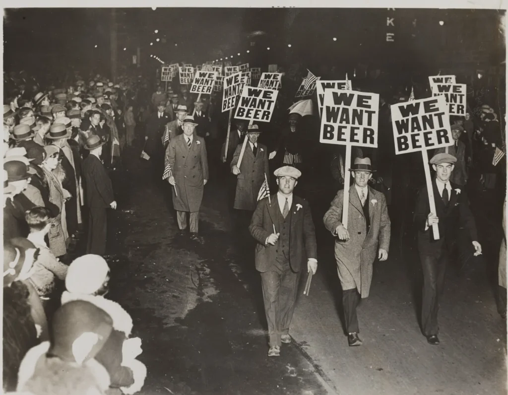 Ночная демонстрация мужчин с плакатами We want beer