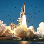 Старт «Челленджера» с площадки 39B 28 января 1986 года, 11:38 по восточному времени. Над комплексом взлетает стая птиц