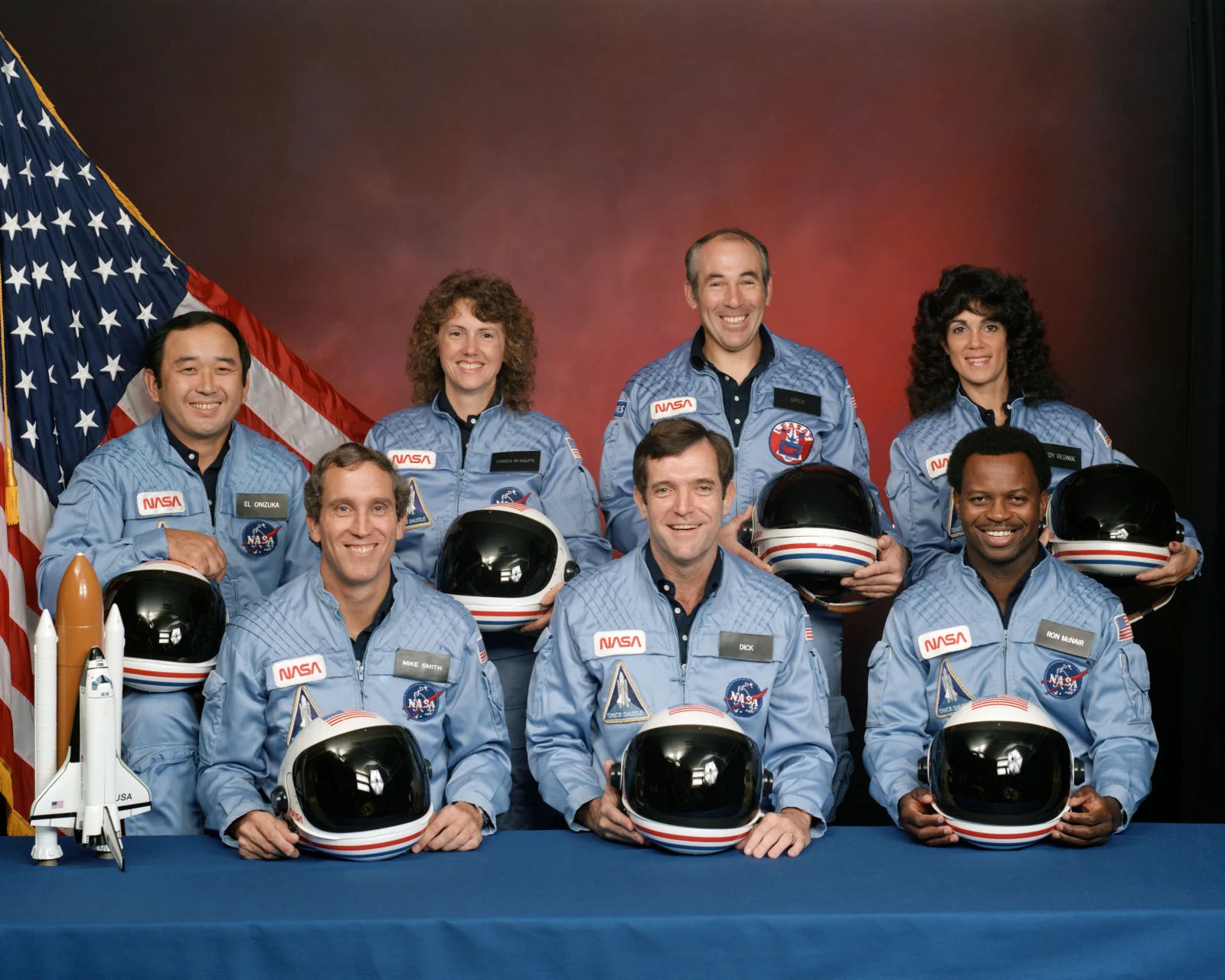 Официальный портрет экипажа STS-51-L. Сзади: Онизука, Маколифф, Джарвис, Резник. Спереди: Смит, Скоби, Макнейр