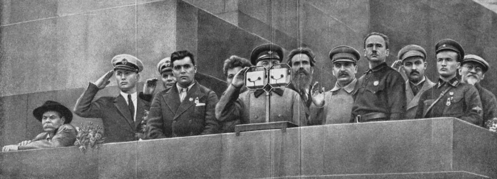 Трибуна Мавзолея на митинге 19 июня 1934 года: члены правительства рядом с лётчиками-Героями и Отто Шмидтом
