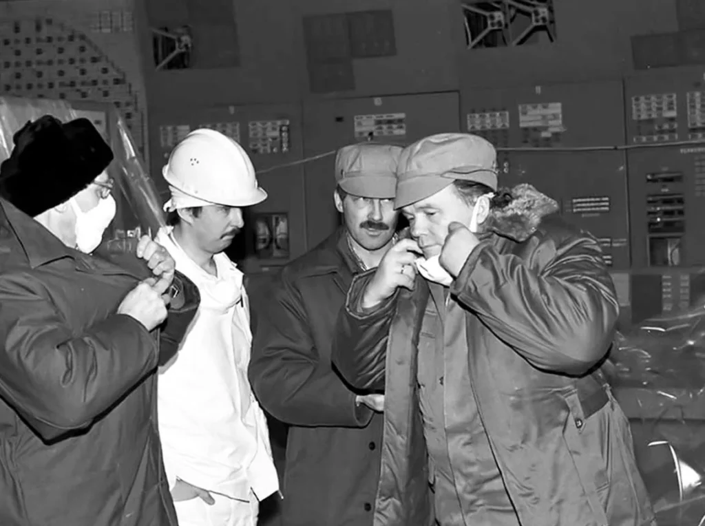 Академик Евгений Велихов с группой специалистов на Чернобыльской АЭС, 1986 год