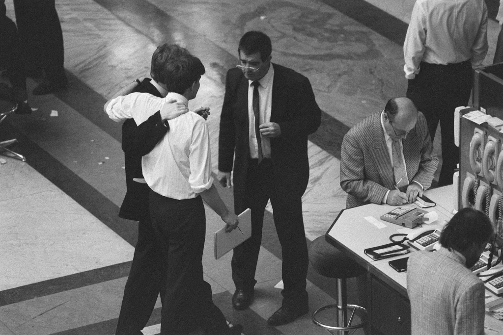 Брокеры у стоек Амстердамской биржи после падения курсов 21 октября 1987 года